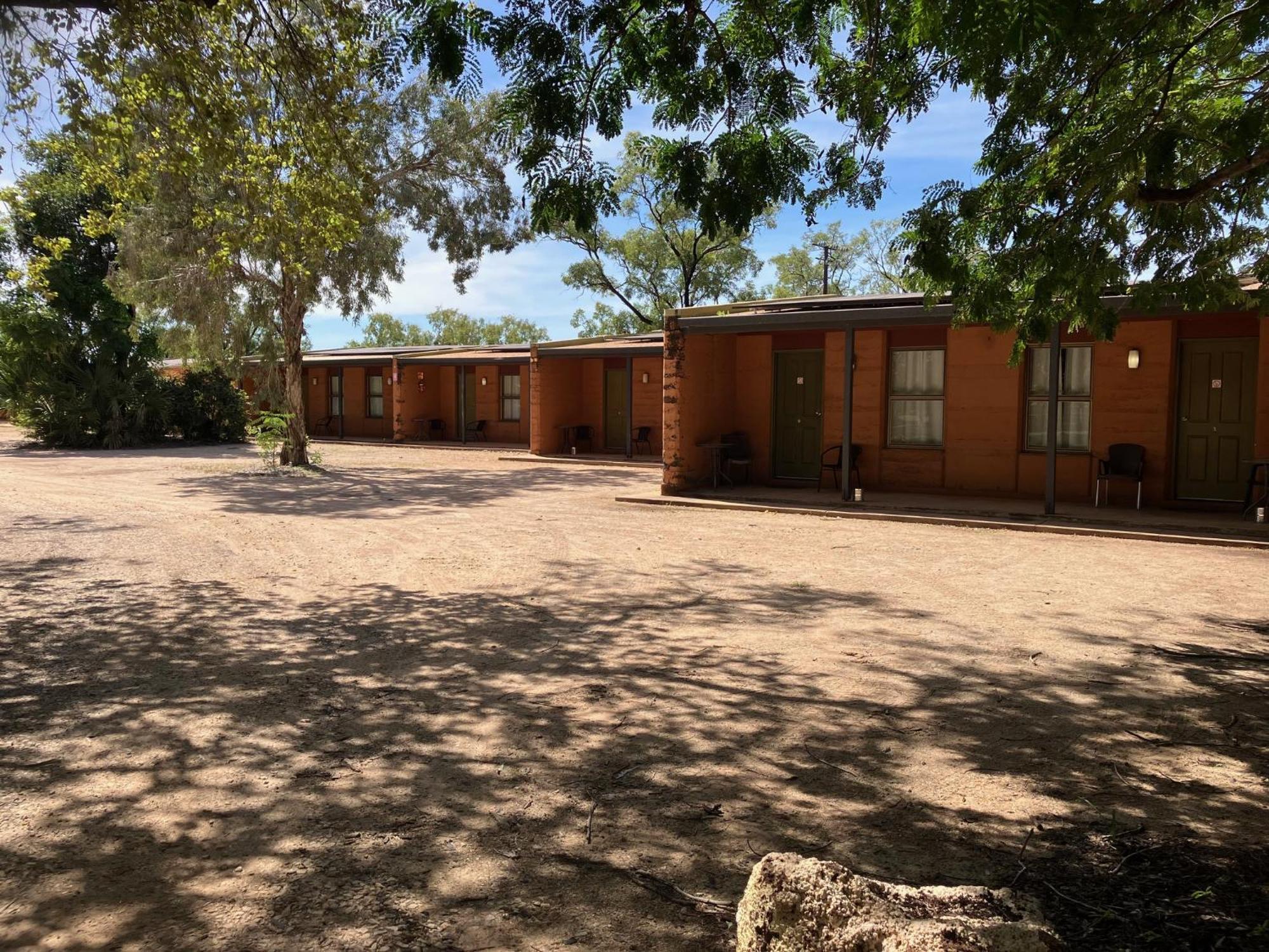Territory Manor Motel & Caravan Park Mataranka Esterno foto